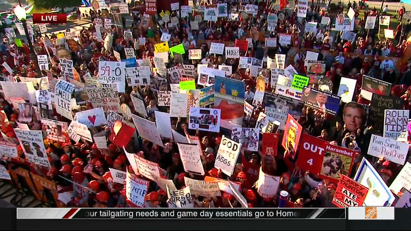 Illustration for article titled A Tuscaloosa College GameDay Sign Roundup